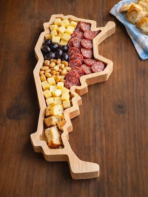 Tabla para picada Argentina, de eucaliptus cepillado con forma del mapa de la República Argentina